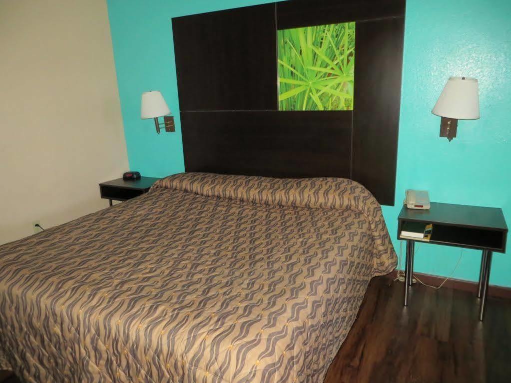 Super 8 By Wyndham Galveston Hotel Exterior photo